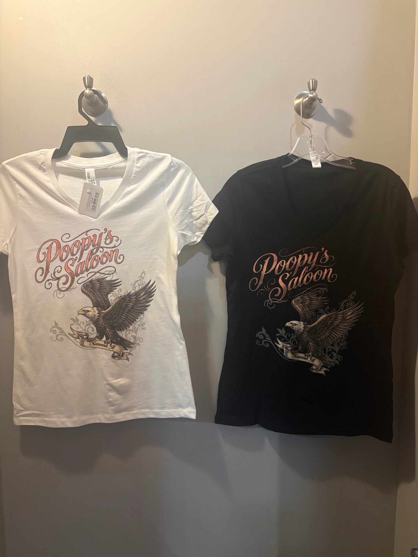 LADIES-V NECK-EAGLE FRONT SALOON